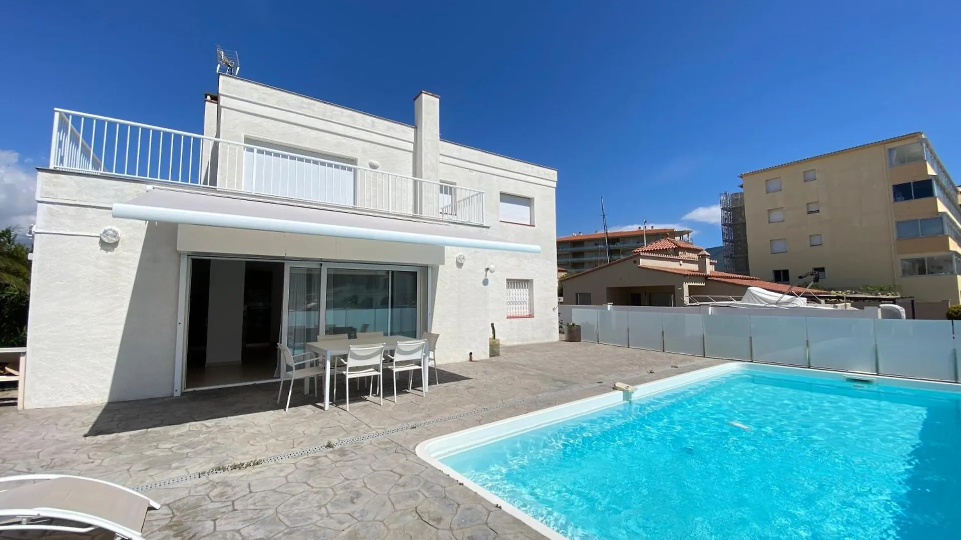 Agi Cap Llarg Villa Roses